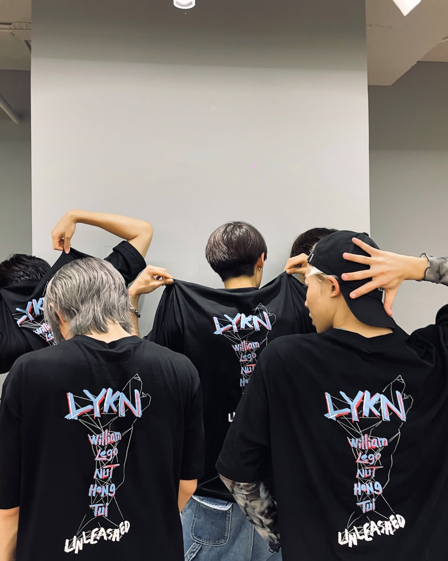 Thai Silk Blouse - タイ Gmmtv Lykn Unleashed コンサート Tシャツ
