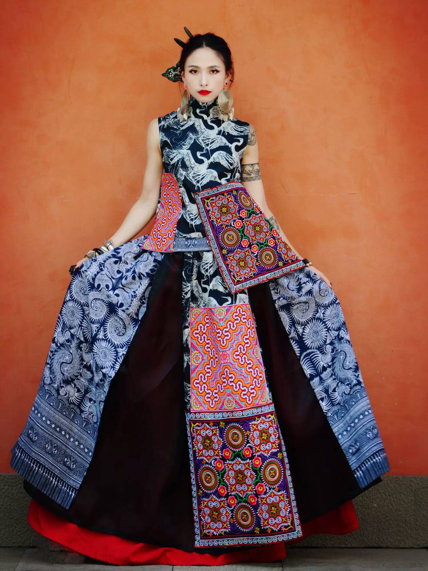 伝統的な苗江少女服 ミャオ族刺繍ポケット付き 黒鶴柄バティッ - Ethnic Style のレビューと価格