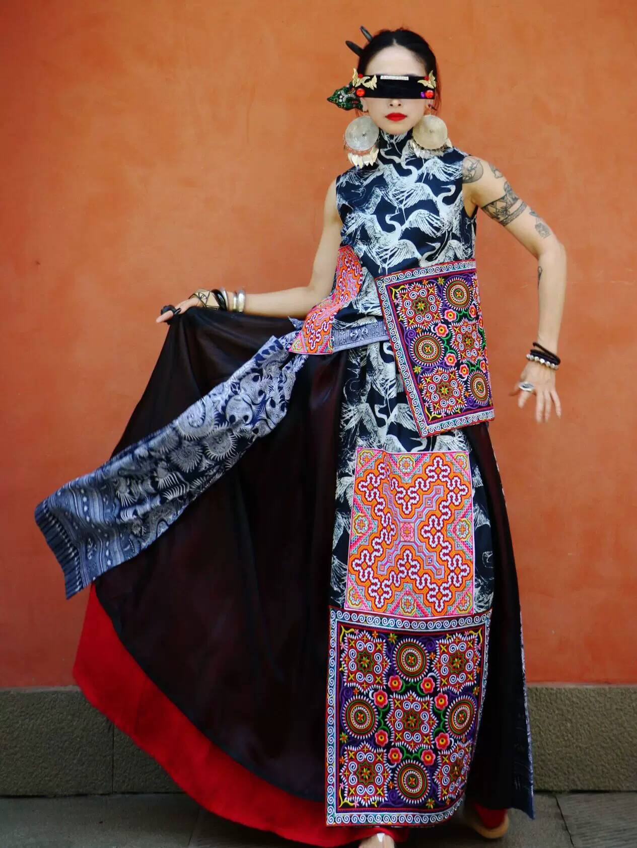 伝統的な苗江少女服 ミャオ族刺繍ポケット付き 黒鶴柄バティッ - Ethnic Style のレビューと価格