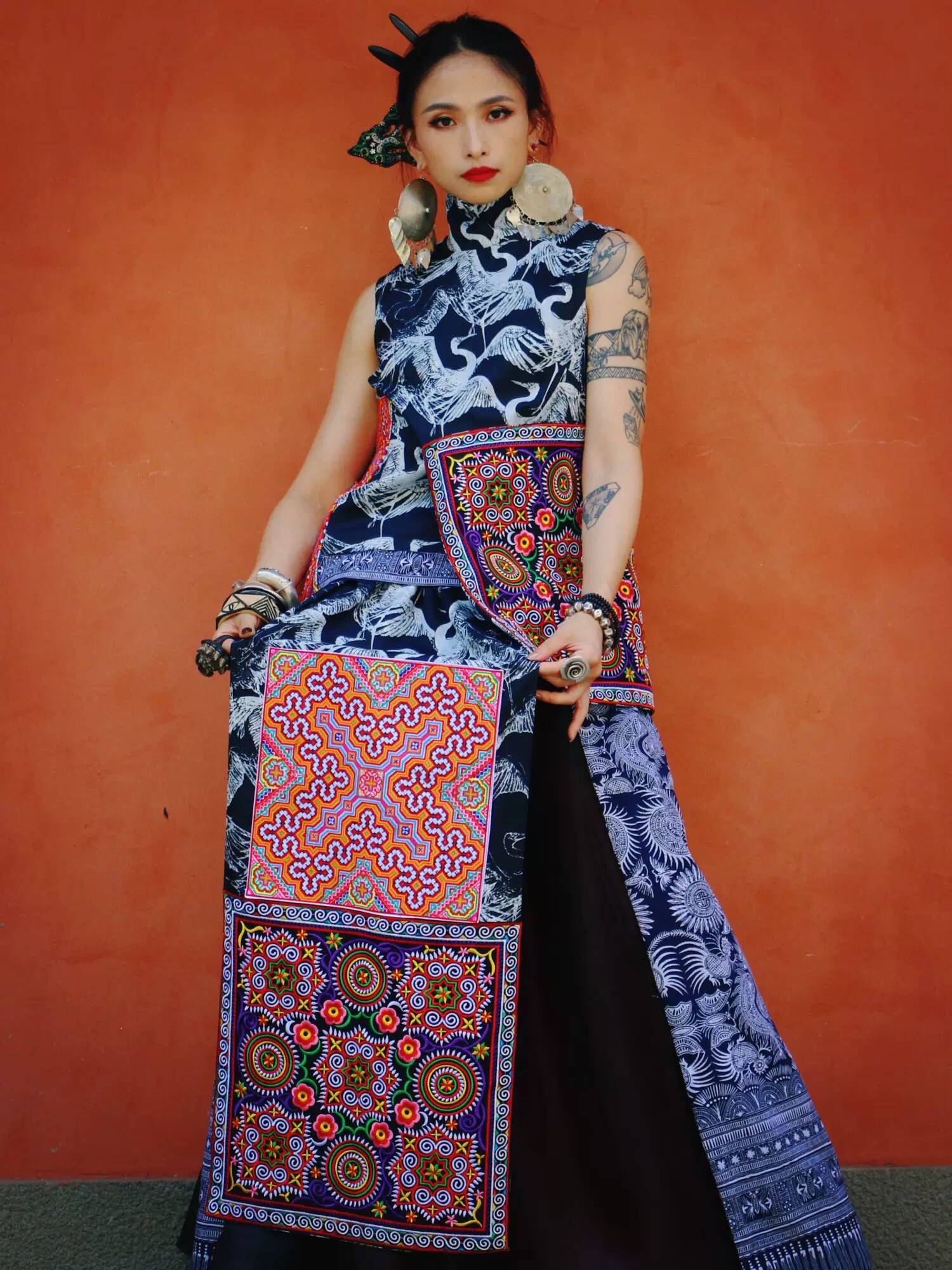伝統的な苗江少女服 ミャオ族刺繍ポケット付き 黒鶴柄バティッ - Ethnic Style のレビューと価格