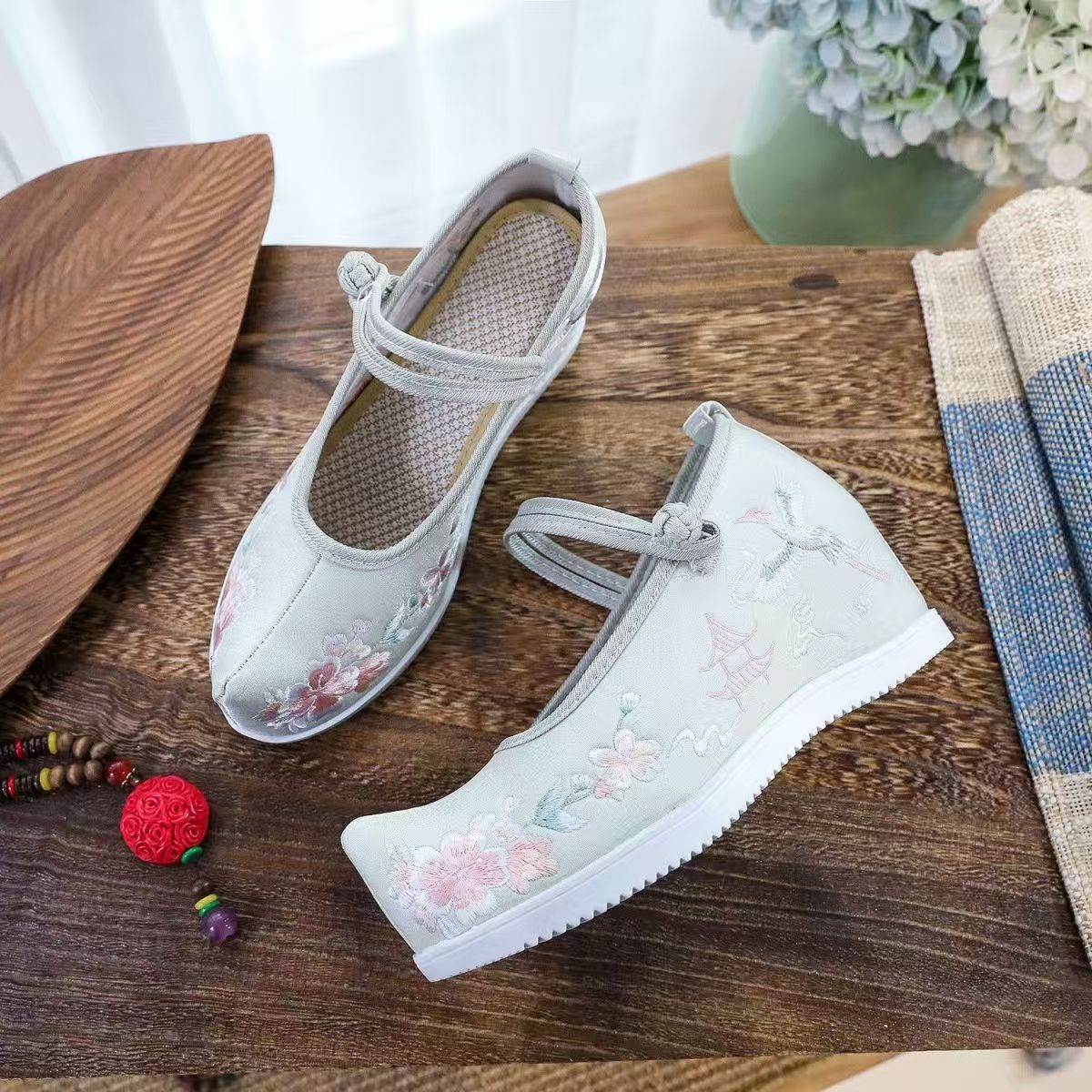 女性用内部刺繍入り厚底靴、滑り止め付き、コックドシューズ、ト - Ethnic Style のレビューと価格
